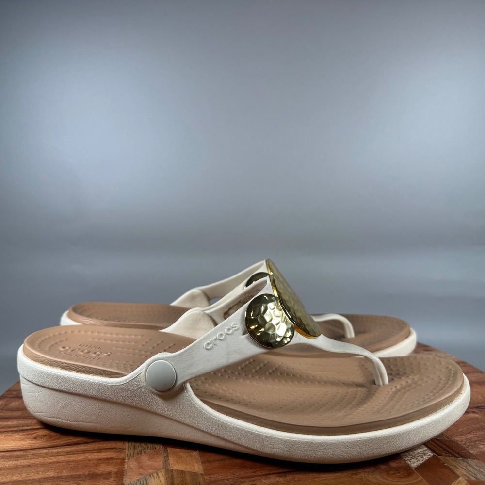 Crocs Sanrah Metalblock Flip Stucco Gold Wedge Thong Sandals Womens 9 205650